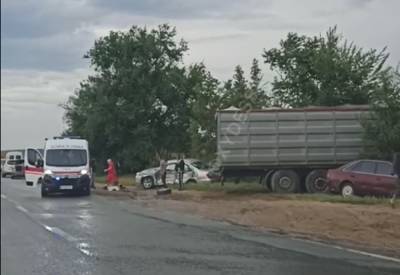 В салоне была мама с малышами: Тойоту смяло от удара грузовика на одесской трассе, кадры - politeka.net - Украина - Одесса - Одесская обл.