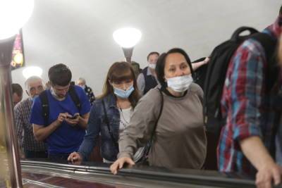 На станции «Старая Деревня» девушка получила тумаков от незнакомки за приспущенную маску - spb.mk.ru
