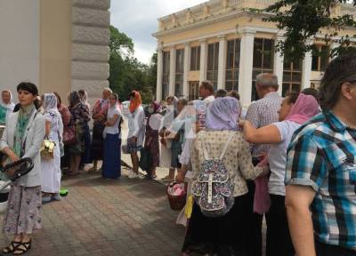 На Соборной площади люди выстроились в очередь за бесплатной гречкой: кадры из Одессы - politeka.net - Украина - Одесса - Одесская обл.