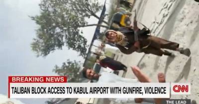 Автоматами и пистолетами: съемочной группе CNN угрожали талибы в Кабуле (видео) - focus.ua - Украина - Афганистан - Талибан