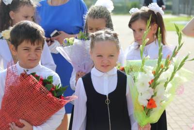 Назван оптимальный вес букета для школьника на линейку 1 сентября - vm.ru - Москва