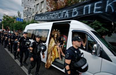 В полиции Киева два года хранят бочки с фекалиями, изъятые во время Марша равенства - sharij.net - Киев