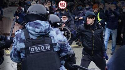 Мурад Мусаев - Чеченца, подравшегося с ОМОНом на митинге 23 января, приговорили к пяти годам колонии - znak.com - Москва - Россия - Тверь
