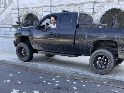 Джо Байден - В Вашингтоне мужчина угрожает взорвать автомобиль возле капитолия - bloknot.ru - США - Вашингтон