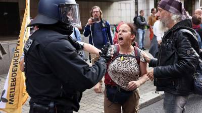 Полиция Берлина арестовала около 600 противников вакцин на акциях - iz.ru - Израиль - Германия - Берлин