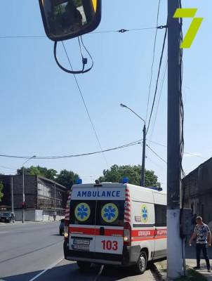 В Одессе скорая помощь «села на мель»: ее спасли пассажиры трамвая - odessa-life.od.ua - Украина - Одесса