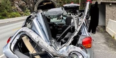В Норвегии огромный валун сорвался с высоты и упал на едущий автомобиль (ФОТО) - enovosty.com - Норвегия