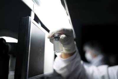 Нафтали Беннетт - В Израиле пожилым людям начали вводить третью дозу вакцины от коронавируса - kp.ua - США - Украина - Израиль