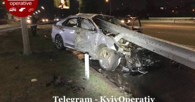 Прошил легковушку насквозь: в Киеве автомобиль на скорости влетел в отбойник (фото) - focus.ua - Украина - Киев