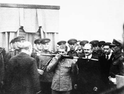 Иосиф Сталин - король Георг VI (Vi) - Уинстон Черчилль - Меч Сталинграда: какое оружие Черчилль подарил Сталину - russian7.ru - Англия - Сталинград