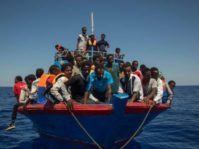 Спасены 700 мигрантов при попытке пересечь Средиземное море - unn.com.ua - Украина - Киев - Мальта - Ливия - Тунис