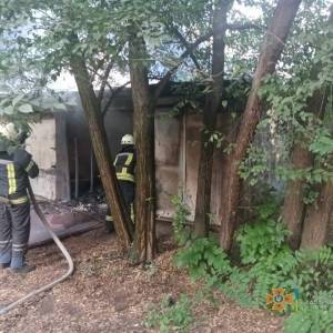 В Александровском районе Запорожья сгорел гараж. Фотофакт - reporter-ua.com - Запорожье