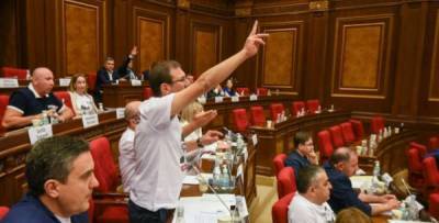 Артур Саркисян - Мхитар Закарян - Новый парламент Армении отметился перепалкой во время первого заседания - eadaily.com - Армения