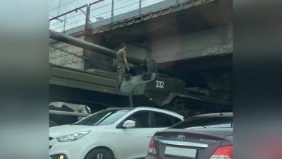 Мощнейшая артиллерийская установка застряла под мостом в Новосибирске - vesti.ru - Россия - Новосибирск - р-н Советский