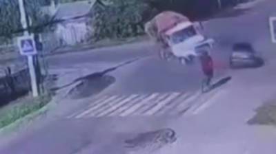 Появилось видео ДТП с 2 пострадавшими малышами и велосипедистом в Воронежской области - vestivrn.ru - Воронежская обл.