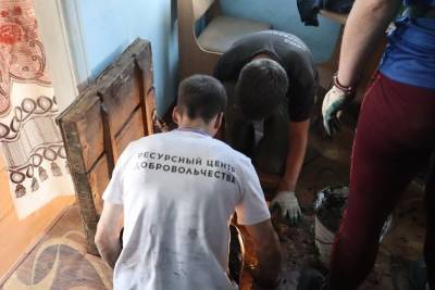 Добровольцы помогли откачать воду в затопленных домах и на участках в Шилке - chita.ru