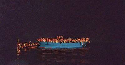 Более 400 человек спасли с тонущей лодки в Средиземном море - ren.tv - Twitter