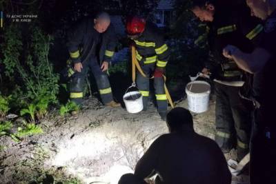Был похоронен заживо в собственном дворе: в Киеве во время обвала грунта погиб мужчина - rupor.info - Киев - район Дарницкий