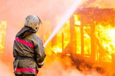 Спасатели потушили вспыхнувший ангар на Большой Каменке - spb.mk.ru - р-н Приморский