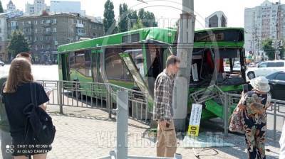 Автобус влетел в столб на выделенке в центре Воронежа: 7 пострадавших - vestivrn.ru - Воронеж
