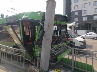 В Воронеже во влетевшем в столб маршрутном автобусе пострадало 7 человек - gorcom36.ru - Воронеж