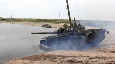 Под Волгоградом проходят учения по подводному вождению для танкистов ЮВО - russian.rt.com - Волгоград