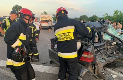 Водитель BMW протаранил грузовик и погубил 18-летню девушку: кадры с места ДТП - politeka.net - Украина - Киев - Ровенская обл.