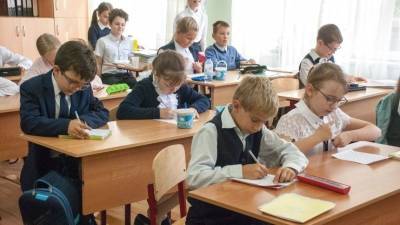 Владимир Путин - В ПРФ начинают перечислять выплаты по 10 тысяч рублей на нужды школьников - 5-tv.ru - Россия