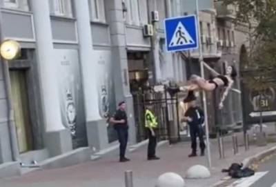 "Запрыгнула на дорожный знак": девушка устроила смелые танцы в белье и ботинках, видео - politeka.net - Украина - Киев