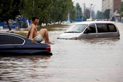 Число погибших в наводнении в Китае выросло до 302 - lenta.ru - Китай - Чжэнчжоу
