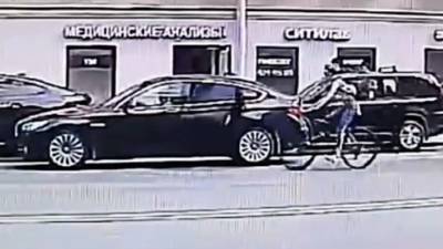 Две велосипедистки с разницей в пять минут врезались в двери машин в одном и том же месте - vesti.ru - Санкт-Петербург