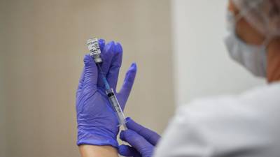 Александр Ситов - В Петербурге более 40% работников общепита и торговли привились от COVID-19 - russian.rt.com - Санкт-Петербург