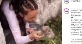 Туристка объяснилась за видео с костью в Даргавском некрополе - kavkaz-uzel.eu - респ. Алания