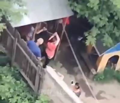 Правоохранители проверяют видео порки раздетых девушек крапивой в Томске - news.vse42.ru - Томск