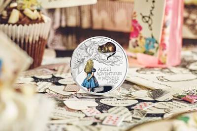 Льюис Кэрролл - В Великобритании выпустили монеты с Алисой в Зазеркалье - lenta.ru - Англия