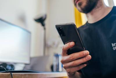 Россиянам назвали способы защититься от слежки через камеры смартфонов - lenta.ru - Россия