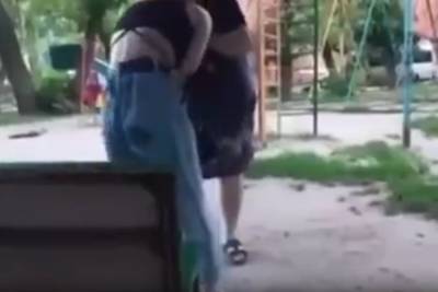 В Курске полиция проверила видео, на котором женщина бьет девочку-подростка - chr.mk.ru - Курск