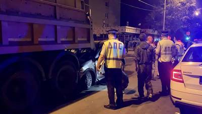 В Екатеринбурге легковушка врезалась в "Камаз", убирающий улицы. Есть погибший - nakanune.ru - Россия - Екатеринбург - Камаз