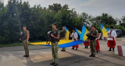 Всех, кто будет пересекать КПВВ "Новотроицкое", будет встречать флаг Украины (ФОТО) - dsnews.ua - Украина - Крым
