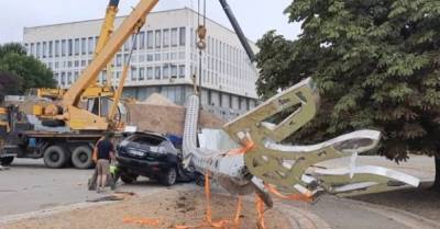 В Херсоне упал гигантский флагшток за 8 млн грн, установленный с подачи президента (ФОТО) - delo.ua - Украина - Херсон - Херсонская обл.