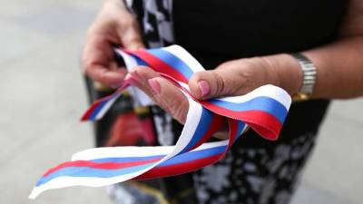 Свыше 20 тысяч лент триколора раздадут москвичам в День флага РФ - vm.ru - Москва - Россия
