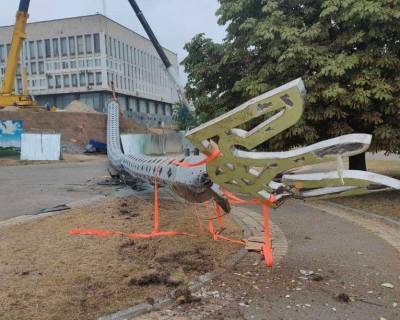 Не дождался праздника: в Херсоне упал огромный флагшток, раздавил «Лексус» - anna-news.info - Украина - Херсон - Ужгород