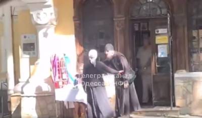 Священник выгнал женщину из храма в центре Одессы, видео: "Воровала вино" - politeka.net - Украина - Одесса