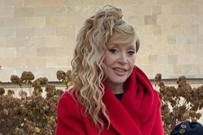 Алла Пугачева - Показавшая морщины Пугачева вышла в свет в «боевом» раскрасе - skuke.net