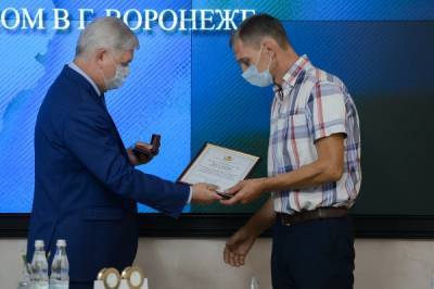 Александр Гусев - Губернатор Воронежской области наградил очевидцев взрыва автобуса, которые оказывали помощь раненым - nakanune.ru - Воронежская обл.