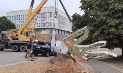 Lexus - В Херсоне упал гигантский флагшток, «засветив» незадекларированную машину чиновника - narodna-pravda.ua - Украина - Херсон