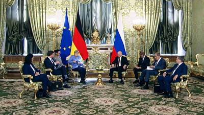 Владимир Путин - Ангела Меркель - У Меркель зазвонил телефон в начале переговоров с Путиным - tvc.ru - Москва - Россия - Германия