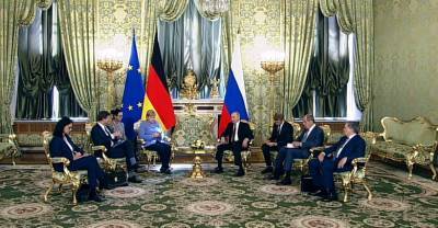 Владимир Путин - Ангела Меркель - В Сети гадают, кто позвонил Меркель в начале встречи с Путиным - reendex.ru - Россия - Германия - Берлин