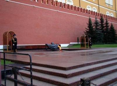 Владимир Путин - Ангела Меркель - Ангела Меркель в Москве перед встречей с Владимиром Путиным возложила венок к Могиле Неизвестного Солдата - argumenti.ru - Москва - Россия - Германия - Афганистан - Ливия