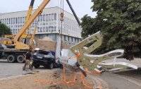 Lexus - В Херсоне флагшток упал на Lexus чиновника, отвечавшего за установку – СМИ - vlasti.net - Херсон